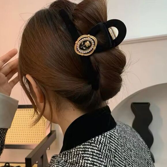 Elegant Black Hair Clip with Gold Accent K25 - Picture 1 of 3